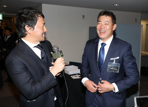 ミズノ社のブランドアンバサダーズミーティングで長野（左）からインタビューを受け笑顔を見せる福留（撮影・加藤哉）