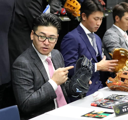 ミズノブランドアンバサダー会議に出席しミットを手に感触を確かめる会沢（撮影・加藤哉）
