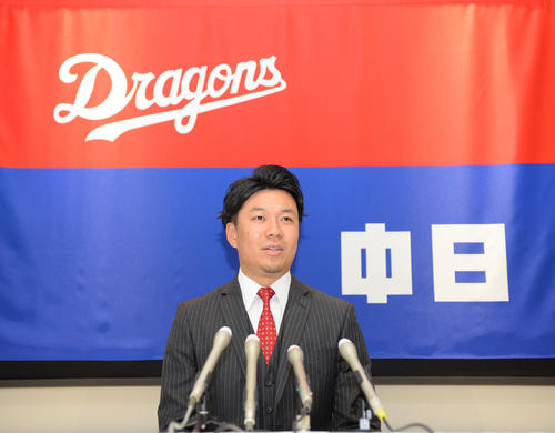 契約更改を終え会見する大野雄大（撮影・森本幸一）