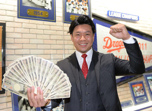 契約更改後の会見を終え笑顔でポーズを決める大野雄（撮影・森本幸一）