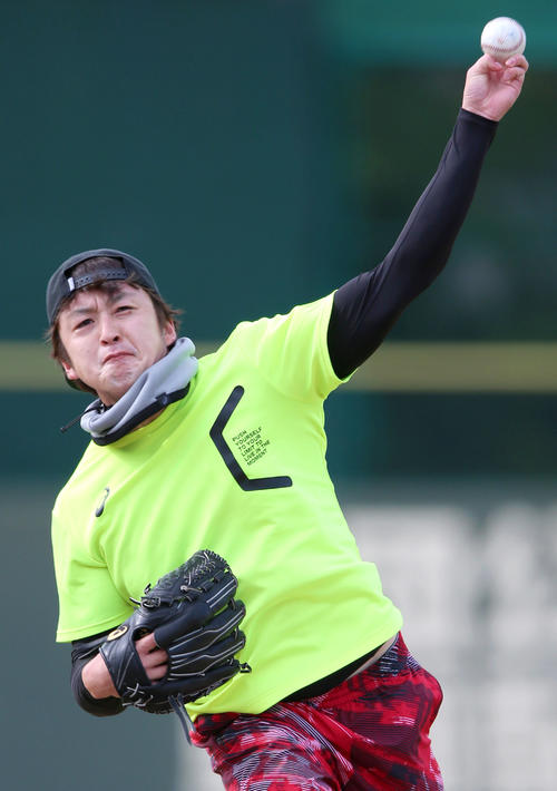 鳴尾浜で自主トレする飯田は、力強いキャッチボールを見せる（撮影・上山淳一）