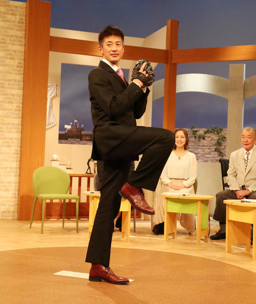 「熱血！タイガース党」に出演し投球フォームを披露する能見（撮影・加藤哉）