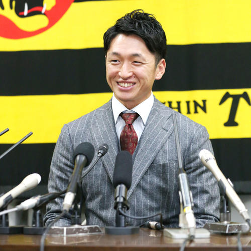 2019年12月6日　契約更改を終えた近本光司は報道陣に笑顔で話す（撮影・上山淳一）