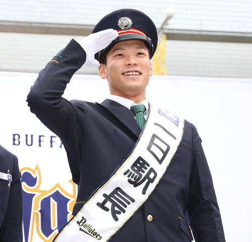 オリックスの中川は「Osaka　Metro一日駅長」に任命され笑顔で敬礼ポーズする（撮影・上山淳一）