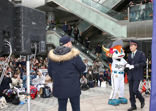 オリックス中川（右）の「Osaka　Metro一日駅長」任命式で大勢のファンが迎える（撮影・上山淳一）