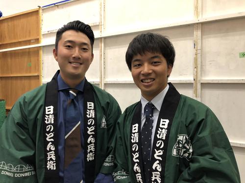 トークショーを前に笑顔の中日藤嶋健人(左)と山本拓実