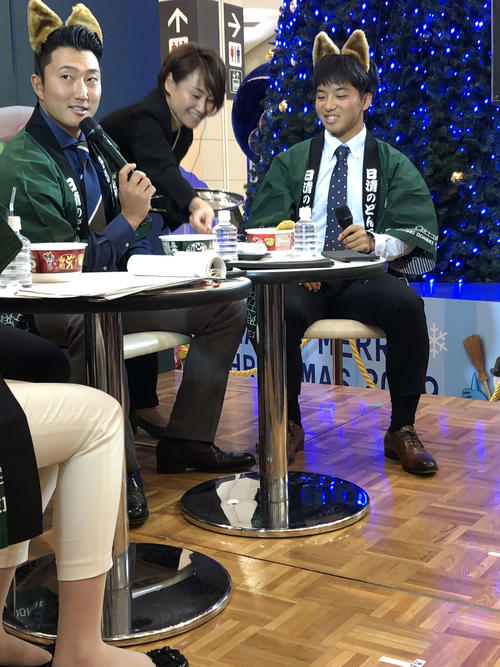 トークショーでどんぎつねの耳をつけどん兵衛を試食する中日藤嶋健人(左)と山本拓実