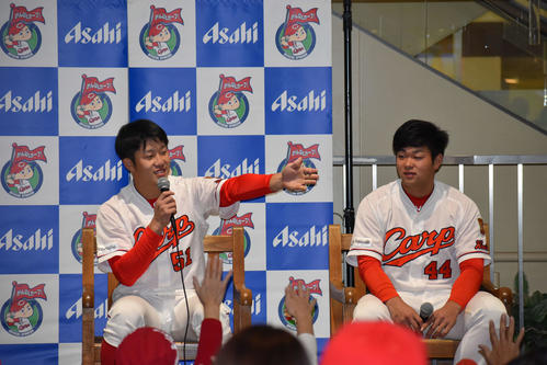 トークショーに参加し、質問コーナーで質問するファンを指名する広島小園（左）と林