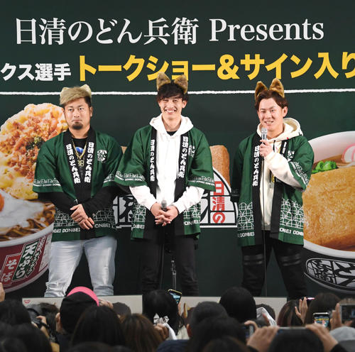 公開ラジオでトークショーをする左から森唯斗、周東佑京、牧原大成（撮影・今浪浩三）