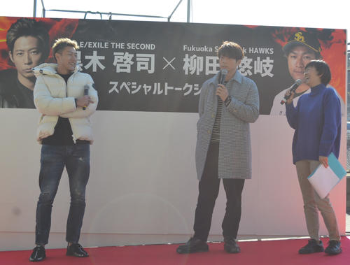 昨年に続いて場内でスペシャルトークショーに登場した柳田悠岐（左）