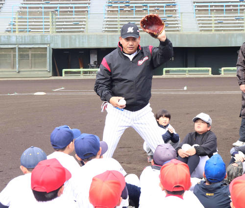 捕球の指導をするロッテ井口監督（撮影・久永壮真）