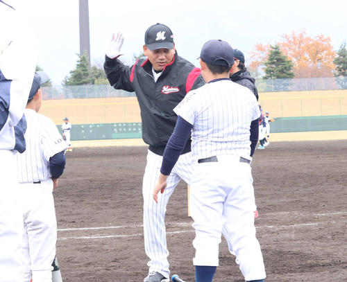 打撃の指導をするロッテ井口監督（撮影・久永壮真）