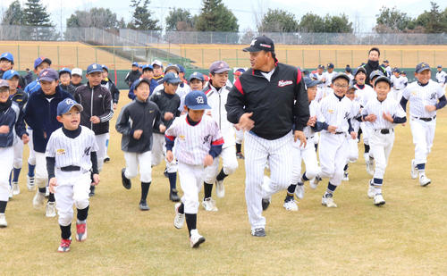 参加した87人の児童とランニングするロッテ井口監督（手前右）（撮影・久永壮真）