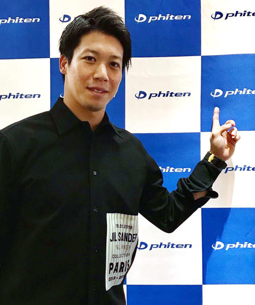 契約する「ファイテン」社のトークイベントに参加したヤクルト山田哲（撮影・保坂恭子）