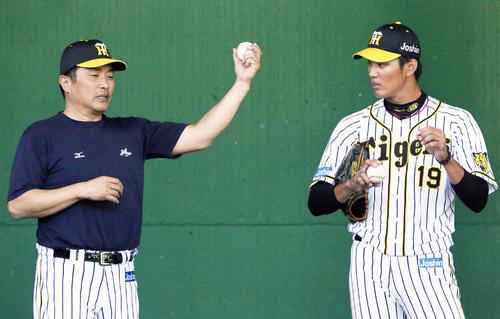 ブルペンで藤浪晋太郎（右）は山本昌臨時コーチの指導を受ける（2019年11月11日撮影）