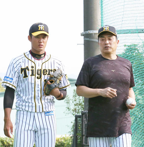 ブルペンで投球を終えた藤浪晋太郎（左）は山本昌臨時コーチと話しながら移動（2019年11月11日撮影）