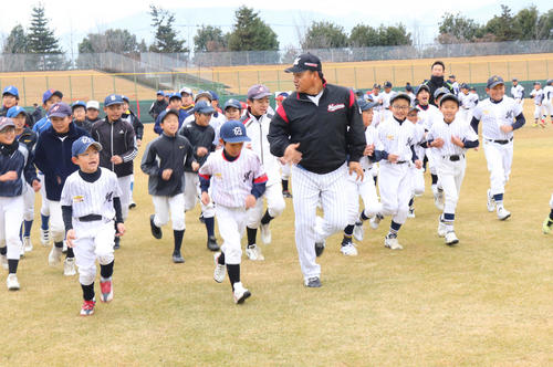 参加した87人の児童とランニングするロッテ井口監督（手前右）（撮影・久永壮真）