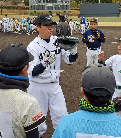野球教室で指導する元ヤクルトの古田敦也氏