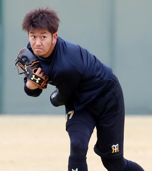自主トレでキャッチボールする岩貞（撮影・加藤哉）
