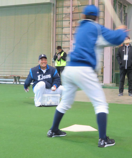 野球教室で球児たちにトスを上げる西武山川（撮影・湯本勝大）