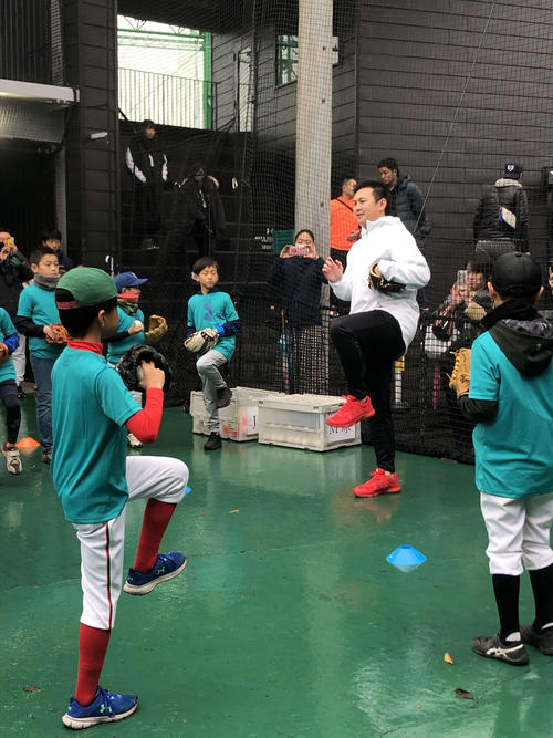 イベントに抽選で当選した小学生35人へ、串を刺すイメージの大切さを唱えるDeNA山崎