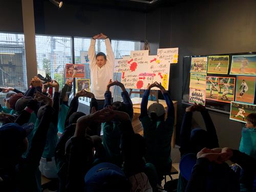 イベントに抽選で当選した小学生35人とのトークセッションを前にストレッチをするDeNA山崎