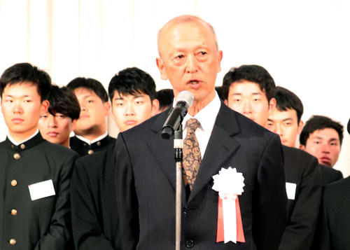 来季への決意を語る東大・井手監督（中央）（撮影・古川真弥）