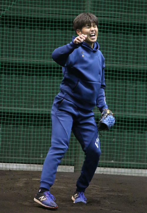 鎌ケ谷の室内練習場でブルペン入りした日本ハム清水（撮影・木下大輔）