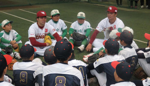 「パーソル　パ・リーグTV野球教室」で地元宮城の小学生たちから質問を受ける楽天高梨（左）と森原（右）（撮影・桑原幹久）