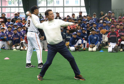 巨人原監督は子どもたちにキャッチボールを披露する