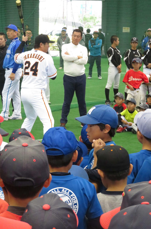 巨人原監督（中央）は高橋前監督とともに子供たちに打撃指導を行う