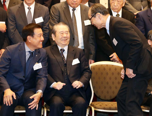 巨人OB会総会で談笑する原監督（左）と王顧問。中央は松田オーナー代行（撮影・浅見桂子）