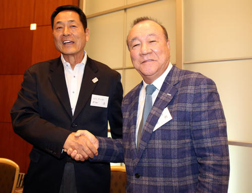 巨人OB会総会で、柴田勲氏（右）と中畑清氏は笑顔で握手（撮影・浅見桂子）