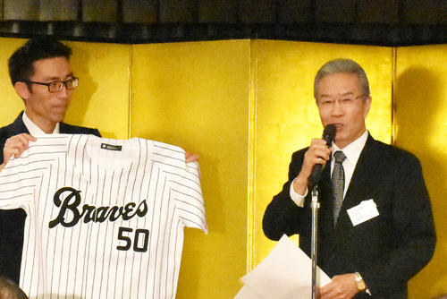 阪急・オリックスOB総会で当時のユニホームを披露する山田久志氏（右）（撮影・真柴健）