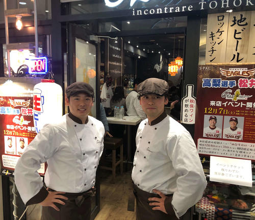 「6KenKitchen」でのイベントで1日店長を務めた楽天松井（左）と高梨（右）は店先で並んでポーズをとる（撮影・桑原幹久）