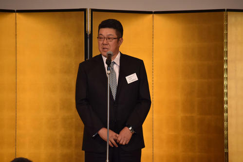 広島OB会懇親会に出席し、OBを前にあいさつを行う佐々岡監督