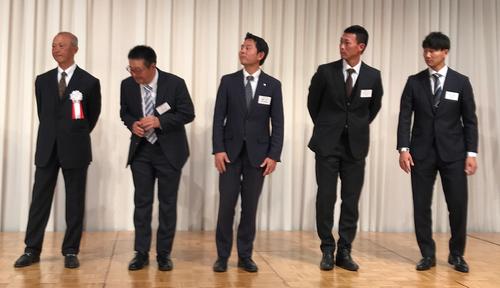 東大からプロに進んだ5氏が勢揃いした。左から井手監督、小林氏、日本ハム遠藤GM補佐、松家氏、日本ハム宮台（撮影・古川真弥）