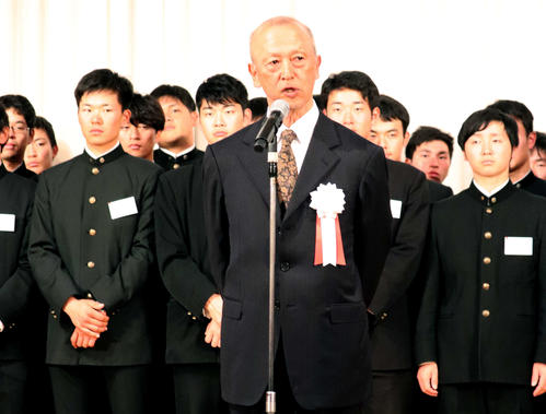 来季への決意を語る東大・井手監督（中央手前）（撮影・古川真弥）