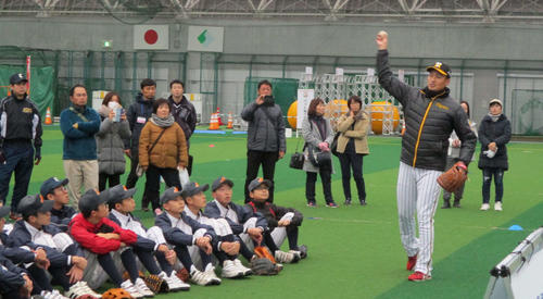 中学生に指導する阪神秋山（撮影・只松憲）