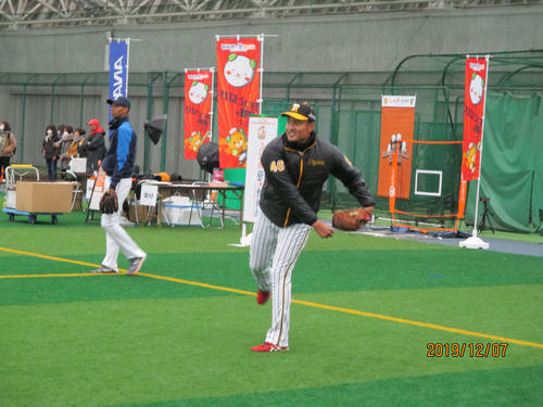 阪神秋山は、野球教室で笑顔を見せる（撮影・只松憲）