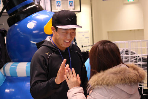 阪神大山はミズノオオサカ茶屋町店で1日店長を務め、ファンと触れ合った（撮影・佐井陽介）