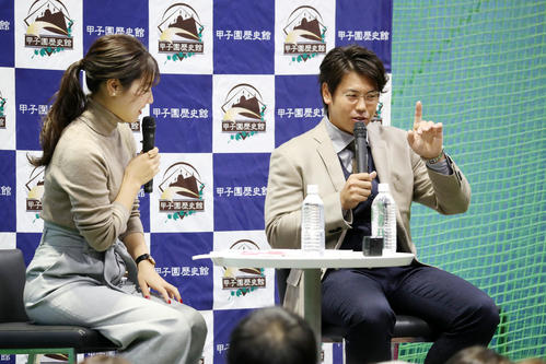 甲子園歴史館トークショーに参加した梅野、左は市川アナウンサー（撮影・加藤哉）