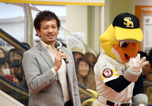 トークショーの最後に「来年は北九州で3連戦やりたい」と語る松田宣浩とハリーホーク（撮影・今浪浩三）