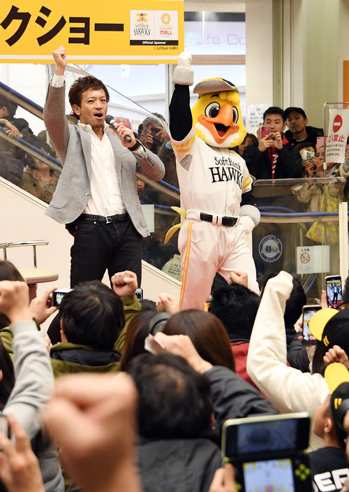 トークショーの最後はファンと「熱男」コールを呼びかける松田宣浩（撮影・今浪浩三）