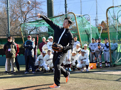 Hello　WASEDA「プレーボールプロジェクト」で早大の後輩と慶大ナインの前でキャッチボールする日本ハムの斎藤佑樹（中央）（撮影・柴田隆二）