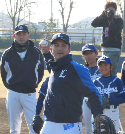 子供たちの前でキャッチボールの手本を示す西武山田