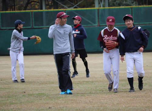 外野でのボール拾いも全員で行う（撮影・金子真仁）