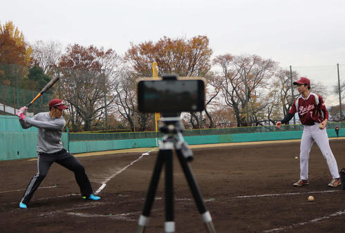 ロングティーの様子を動画撮影する相模台レイダース（撮影・金子真仁）