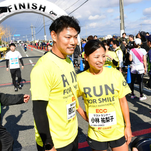 「第6回小野ハーフマラソン」のチャリティーランナーとしてゴール後に北京五輪5000メートル代表の小林祐梨子さん（右）と記念撮影を行う原口（撮影・清水貴仁）