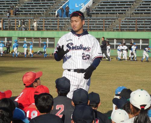 野球教室で外野手を集めて話すヤクルト青木（撮影・保坂恭子）